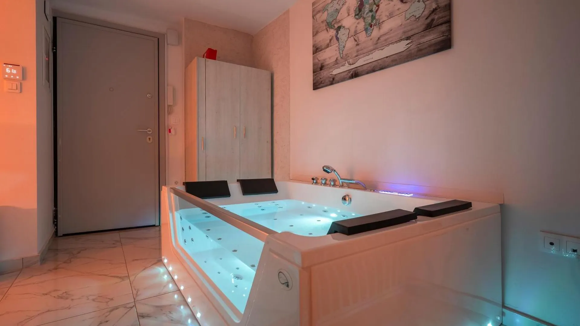 Premium Jacuzzi Suite At The City Center, By Aqua Platinum Thessaloniki Apartment
